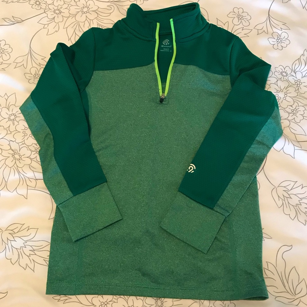 Athletic top with thumb-holes